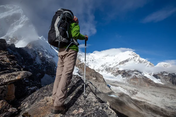 徒步旅行者在尼泊尔的喜马拉雅山脉中跋涉的照相机摆姿势 — 图库照片