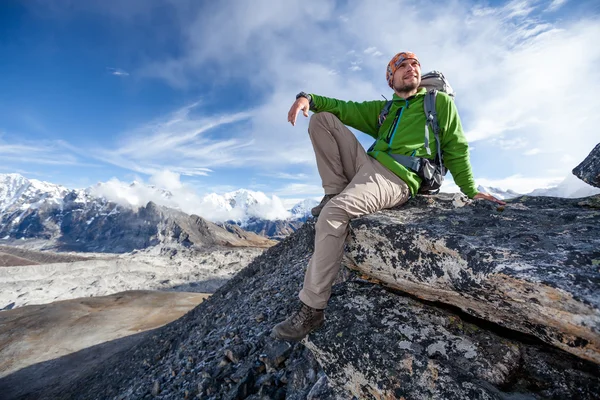 Senderista en la caminata en Himalaya, valle de Khumbu, Nepal — Foto de Stock