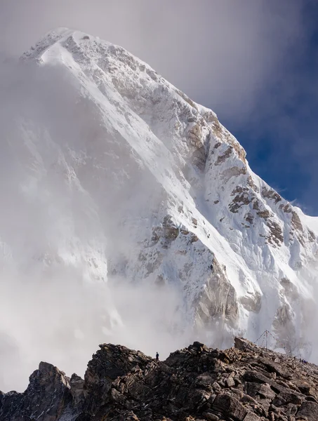 Wandelaar die zich voordeed op de camera op de trek in de Himalaya, Nepal — Stockfoto