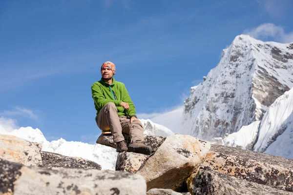 Randonneur repose sur le trek dans l'Himalaya, Népal — Photo