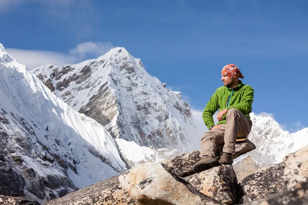 Hiker rests on the trek in Himalayas, Nepal — Stock Photo, Image