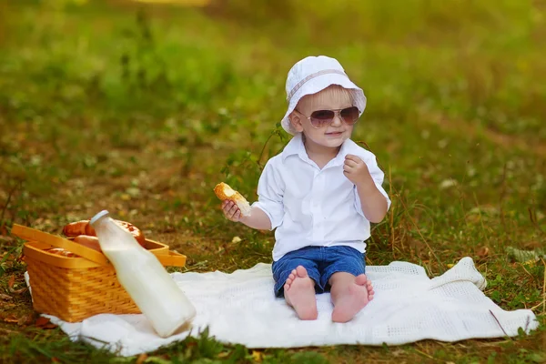 Caucasiano menino palys no parque — Fotografia de Stock