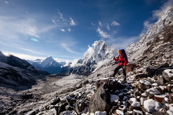 Wandelaar die zich voordeed op de camera op de trek in de Himalaya, Nepal — Stockfoto