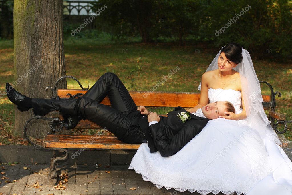 жених на новом месте. на новом месте приснись жених невесте прикол. свадебные звери. жених на новом месте. свадебная фотосессия на диване.