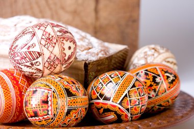 Hasır sepetteki Paskalya yumurtaları