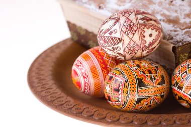 Hasır sepetteki Paskalya yumurtaları