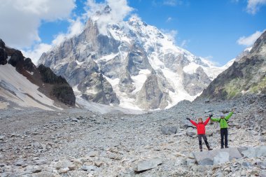 Yürüyüşçü Gürcistan 'ın Kafkasya dağlarında yürüyüş yaparken dinlenir.