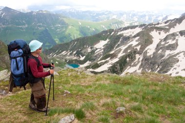 Kafkas Dağları'nda uzun yürüyüşe çıkan kimse