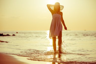 Beyaz kadın güzel deniz kıyısı aittir