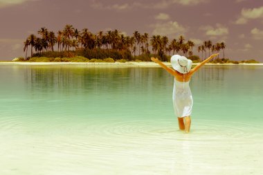 Beyaz kadın güzel deniz kıyısı aittir