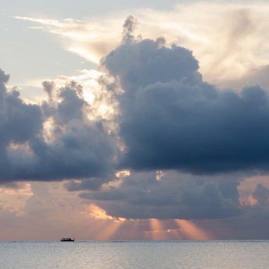 Hint Denizi Adası iskele iki turist tekneleri 