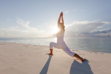 Kafkas kadın pratik yoga, deniz kıyısı