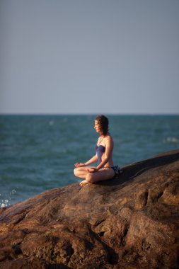 Kadın geri kalan deniz sahilinde alır.
