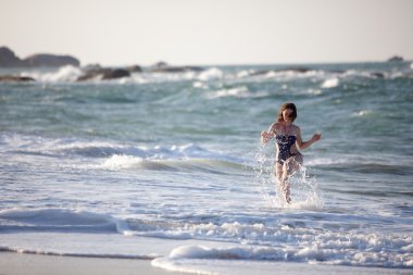 Kadın geri kalan deniz sahilinde alır.