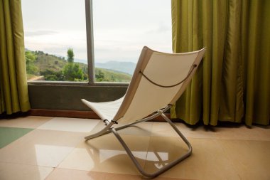 Penceredeki Sri Lanka dağ otelinin rahat koltuk