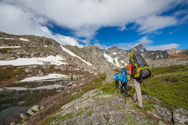 Senderista en las montañas de Altai, Federación Rusa — Foto de Stock