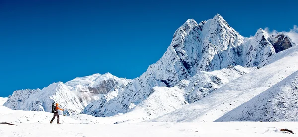 Wandelen in de Himalaya bergen — Stockfoto
