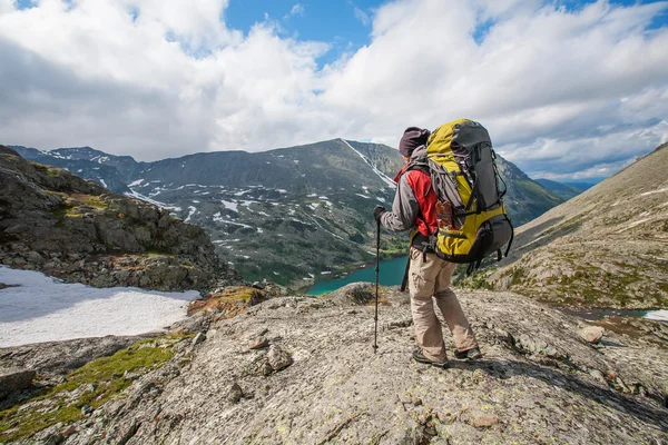 Senderista en las montañas Altai — Foto de Stock