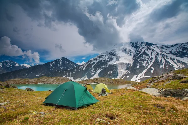 Tenda perto do lago da montanha — Fotografia de Stock