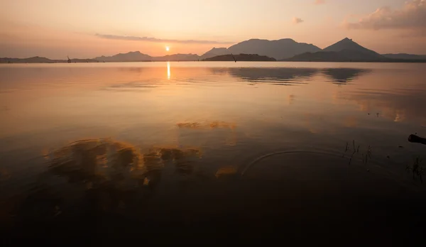 Scenic view at mirror of big lake in Sri Lanka during sunrise — Stock Photo, Image