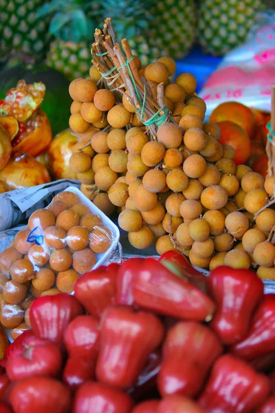 Vários frutos no mercado local no Sri Lanka — Fotografia de Stock