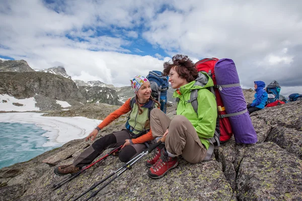 Senderista en las montañas de Altai, Federación Rusa — Foto de Stock