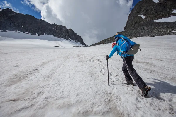 Senderista en las montañas Altai — Foto de Stock