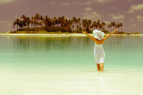 Femme caucasienne repose à beau bord de mer — Photo