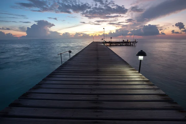 Muelle de madera en la isla en el océano Índico —  Fotos de Stock