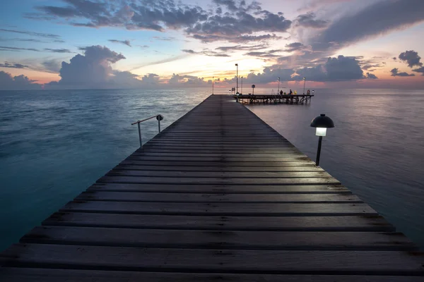 Molo di legno sull'isola nell'oceano Indiano — Foto Stock