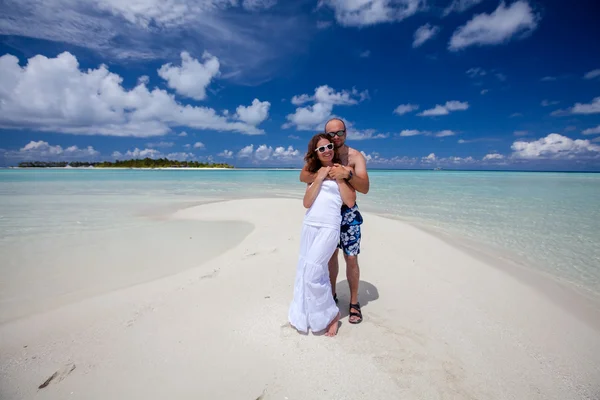 Ungt par vilar på stranden av maldiviska island — Stockfoto