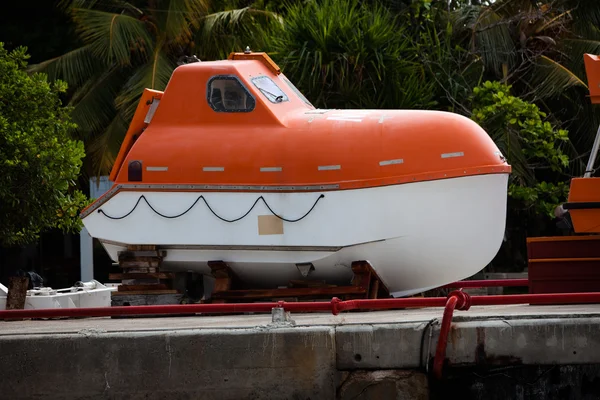 Oranje leven boot in dok van Galle fort, Sri Lanka — Stockfoto