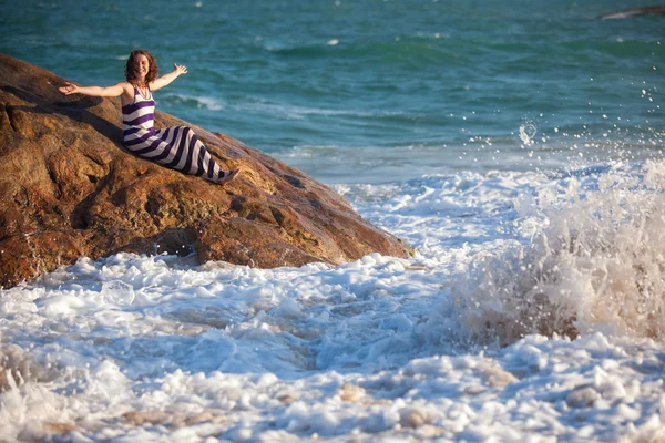 Жінка відпочиває на березі моря — стокове фото