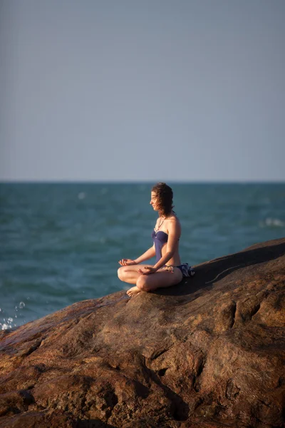 Kadın geri kalan deniz sahilinde alır.
