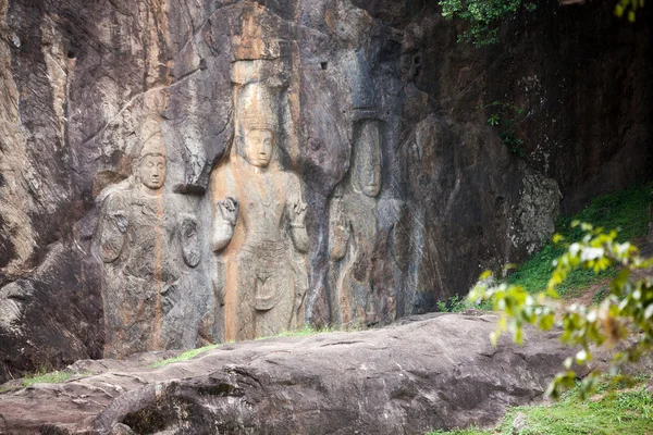 Patung Buddha yang dipahat di batu di kuil Buduruvagala di Sri Lank — Stok Foto