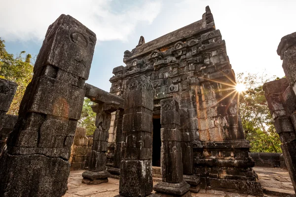 Nalanda Gedige, starobylé kompletní kamenné budově poblíž Matale, Sr — Stock fotografie