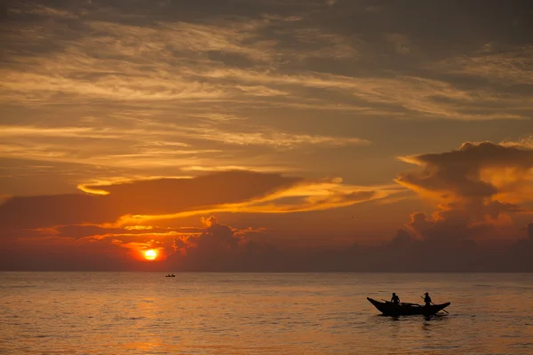 Vista panorámica del océano Índico en Sri Lanka con pescador en barco —  Fotos de Stock