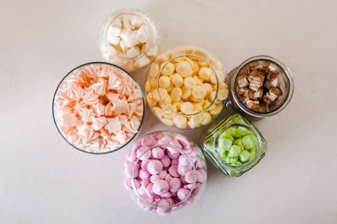 Hatmi ve beze beyaz masa