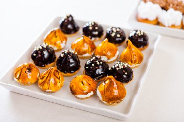 Limon ve çikolata tertaleta beyaz masa