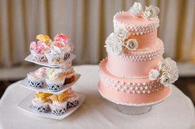 Düğün pastası bireysel düğün dekorasyonu ile cupcakes