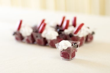 Yaban mersini mousse krema ile