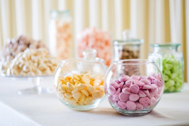 Hatmi ve beze beyaz masa