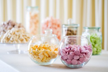 Hatmi ve beze beyaz masa