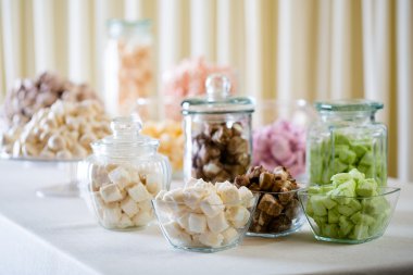 Hatmi ve beze beyaz masa