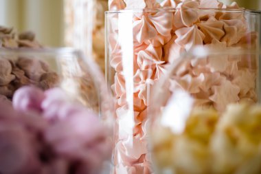 Renkli beze closeup beyaz masa