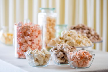 Hatmi ve beze beyaz masa portre