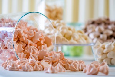 Renkli beze closeup beyaz masa