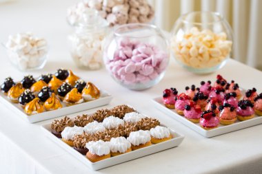 Petit four - küçük şekerlemeler veya lezzetli meze