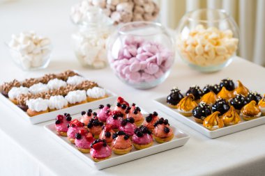Petit four - küçük şekerlemeler veya lezzetli meze
