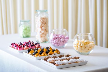 Petit four - küçük şekerlemeler veya lezzetli meze